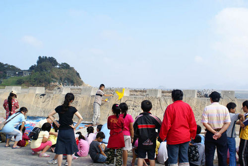 珠螺海堤創作彩繪　人氣旺 圖片