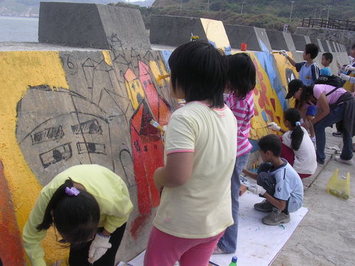 珠螺海堤創作彩繪　人氣旺 圖片