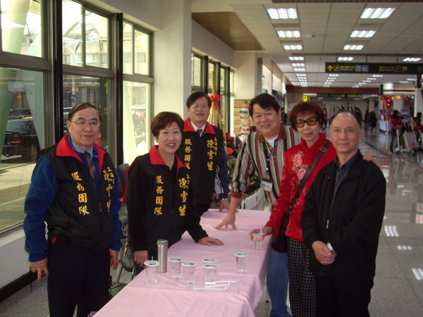 立法委員陳雪生機場服務團隊  照片