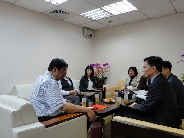 立委陳雪生邀請軍備局至國會辦公室瞭解鄉親土地案件  照片